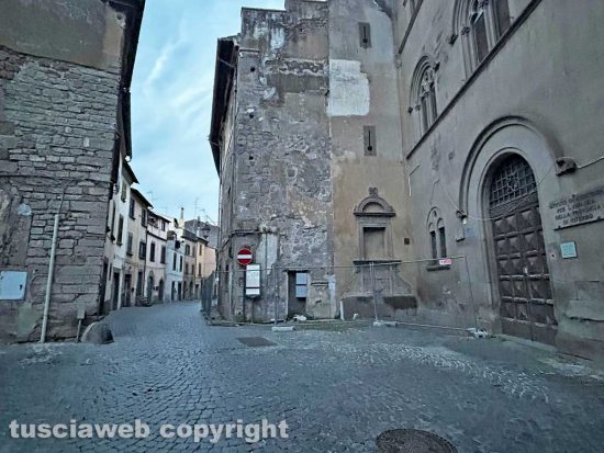 Viterbo - Palazzo Donna Olimpia Pamphili - Le transenne in via San Pietro