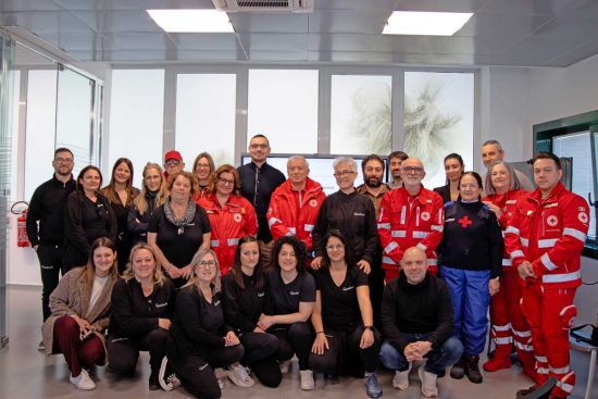 Nepi - La Cri dona nuovi dispositivi Dae al comune e all'azienda Great Lengths