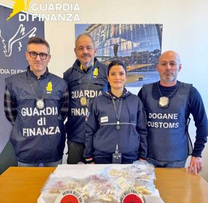 Roma - Aveva ingerito cento ovuli di droga, arrestato all'aeroporto di Ciampino