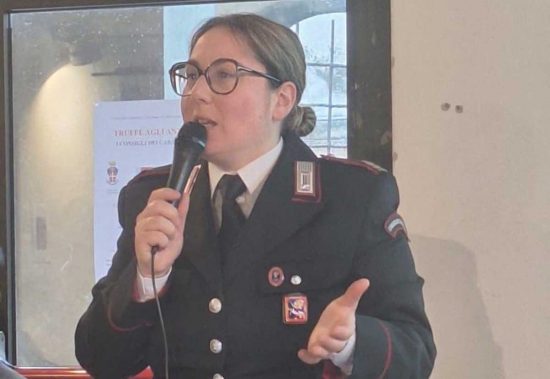 Latera - L'incontro “La Truffa: un inganno che fa leva sulla fiducia” - Il maresciallo capo Ylenia Cirilli