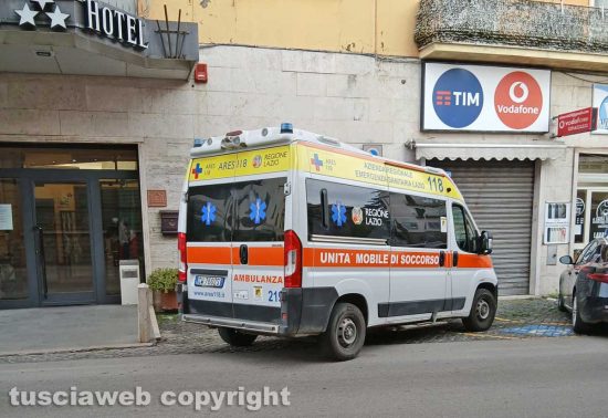 Montefiascone - Donna dà in escandescenze - L'intervento di carabinieri e 118 in via Dante Alighieri