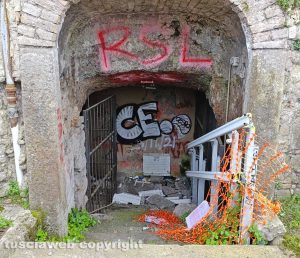 Viterbo - Il degrado sotto l'arco di Palazzo dei Papi 