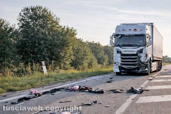 Scontro tra camion e auto sull’Aurelia, muore una donna