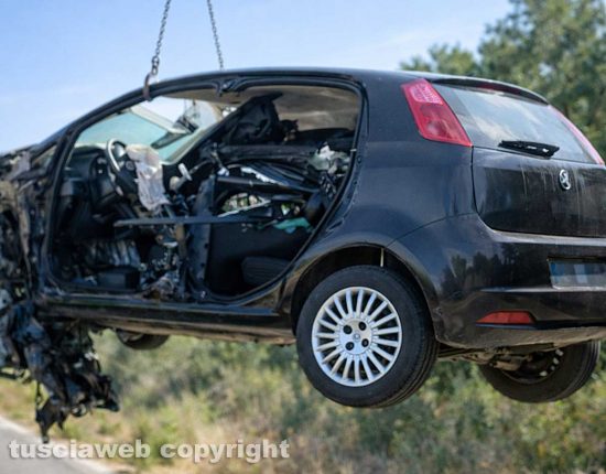 Scontro tra camion e auto sull’Aurelia, muore una donna