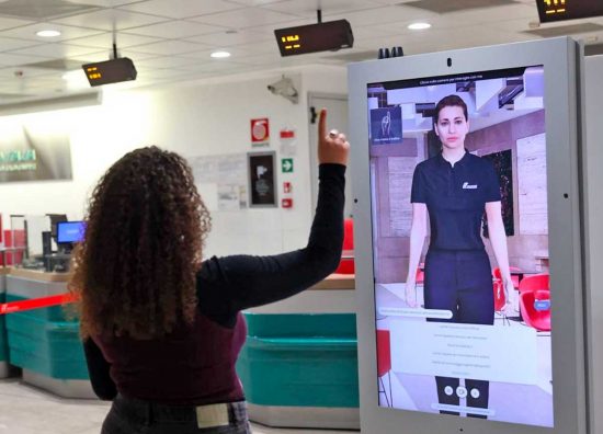 Roma - Stazione Termini - Il totem accessibile ai sordi in lingua dei segni