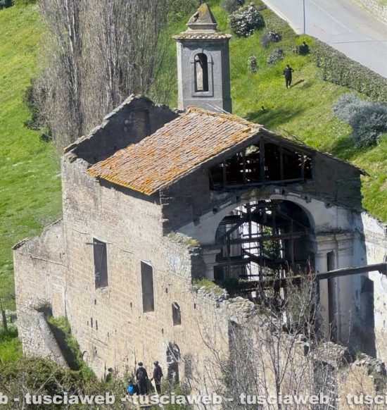 Viterbo - Ragazzini nella chiesa diroccata a Valle Faul