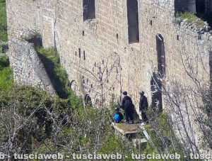 Viterbo - Ragazzini nella chiesa diroccata a Valle Faul