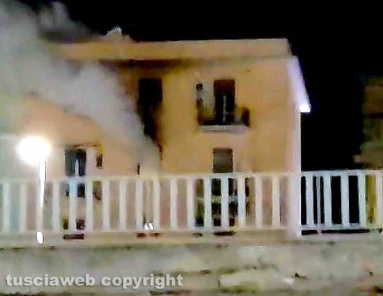 Civitavecchia - Di nuovo in fiamme la palazzina di via Bramante