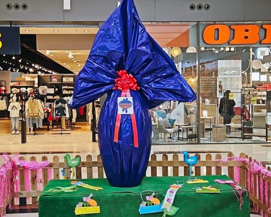 Cioccolateria Santori - Il mega uovo esposto a Empoli