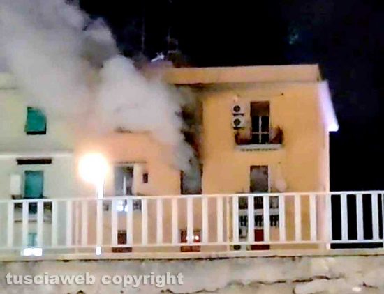 Civitavecchia - Di nuovo in fiamme la palazzina di via Bramante.