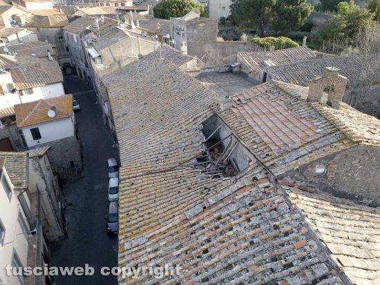 Viterbo - Via San Pietro - Il tetto crollato del palazzo Pamphili