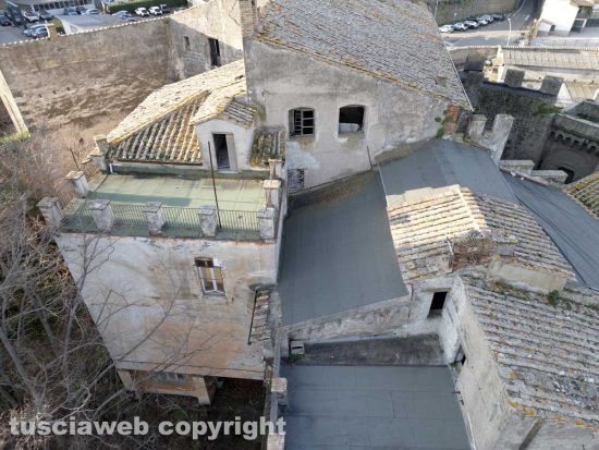 Viterbo - Via San Pietro - Il tetto palazzo Donna Olimpia Pamphili