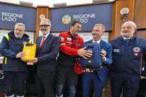 Consegnati defibrillatori alla protezione civile di Marta