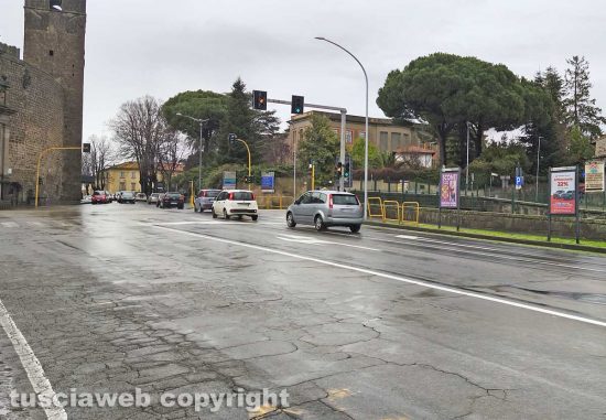 Viterbo - Due corsie al semaforo di Porta Romana