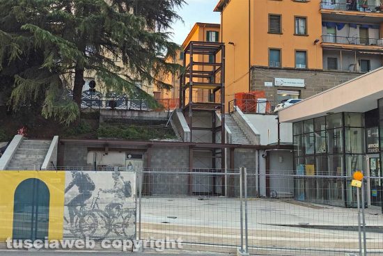 Viterbo - I lavori in piazza Martiri d'Ungheria alla pensilina