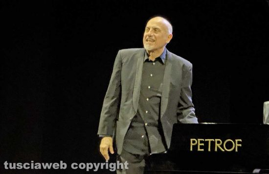 Viterbo - Danilo Rea incanta il teatro dell’Unione con il suo omaggio a Fabrizio De André