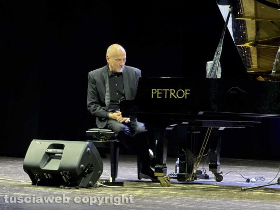 Viterbo - Danilo Rea incanta il teatro dell’Unione con il suo omaggio a Fabrizio De André