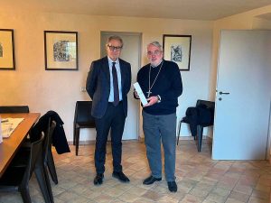 Il questore Luigi Silipo consegna al vescovo Marco Salvi l’olio di Capaci