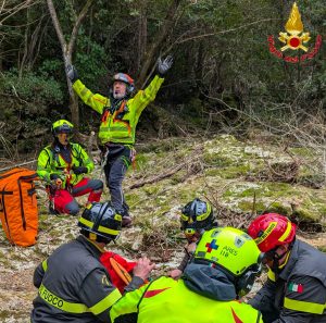 Tolfa - Escursionista cade a Pian della Stella, recuperata con l’elicottero - L'intervento dei vigili del fuoco