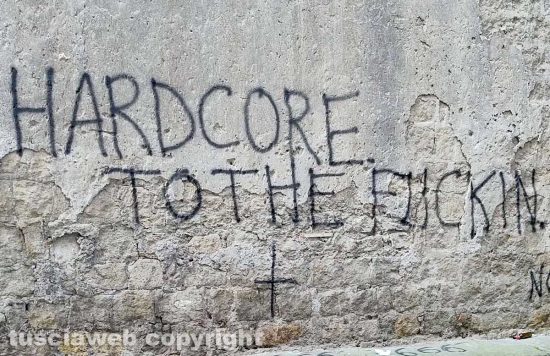San Faustino le scritte blasfeme e inneggianti a Satana