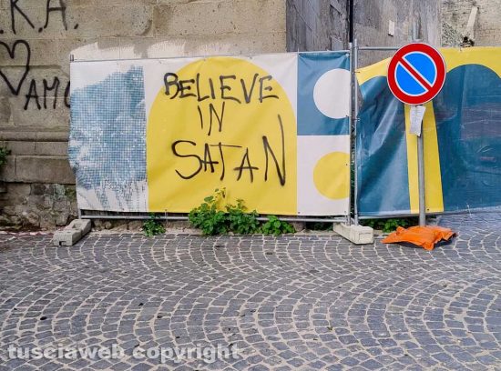 San Faustino le scritte blasfeme e inneggianti a Satana