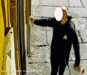 Viterbo - San Faustino - L'uomo bloccato mentre imbratta i muri