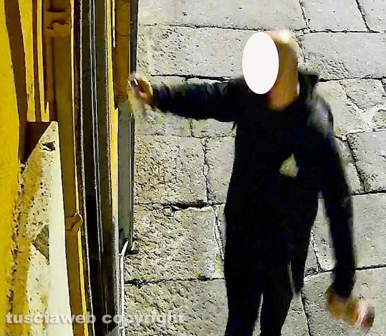Viterbo - San Faustino - L'uomo bloccato mentre imbratta i muri