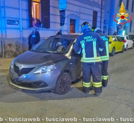 Civitavecchia - Scontro tra due auto nella notte, un conducente estratto dalle lamiere.