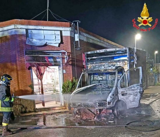 Furgone in fiamme a Santa Severa