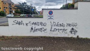 Viterbo - Scritta anarchica al Carmine, indaga la Digos Viterbo - Scritta anarchica al Carmine, indaga la Digos