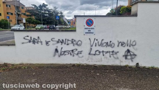 Viterbo - Scritta anarchica al Carmine, indaga la Digos Viterbo - Scritta anarchica al Carmine, indaga la Digos