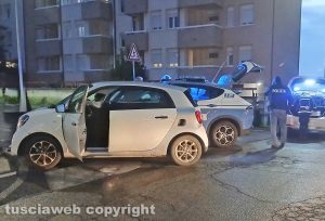 Viterbo - Scontro tra auto della polizia e una Smart in via Vico Quinzano