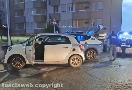 Viterbo - Scontro tra auto della polizia e una Smart in via Vico Quinzan