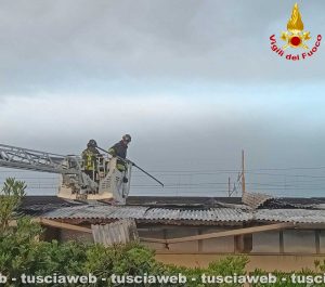 Maltempo - Numerosi interventi dei vigili del fuoco: rimosse lamiere alla piscina comunale a Santa Marinella