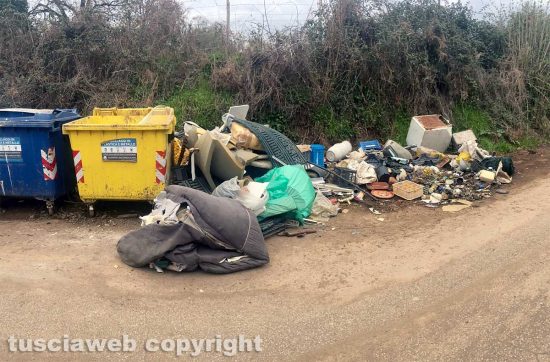 Viterbo - Discarica a cielo aperto in strada Monterazzano