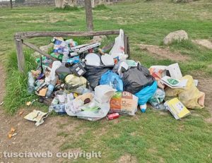 Viterbo - Immondizia alle piscine Carletti