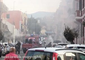 Civitavecchia - Auto in fiamme in via Apollodoro