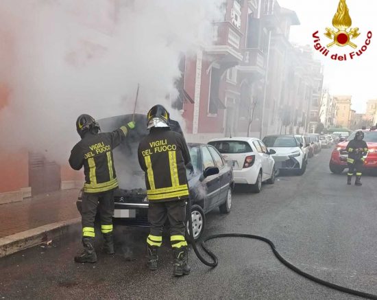 Civitavecchia - Auto in fiamme in via Apollodoro