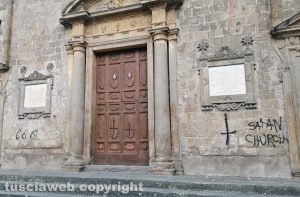 Viterbo - Le scritte sulla chiesa di San Faustino