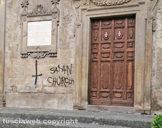 Viterbo - Le scritte sulla chiesa di San Faustino