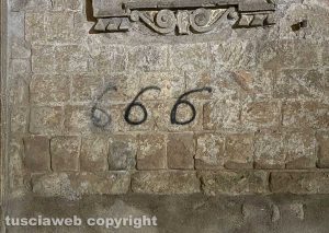 Scritte sataniche sulla chiesa di San Faustino - Uno dei 6 cancellato
