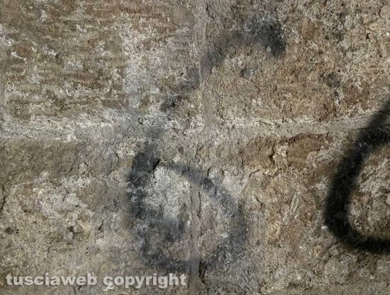 Scritte blasfeme sulla chiesa di San Faustino - Uno dei 6 cancellato 