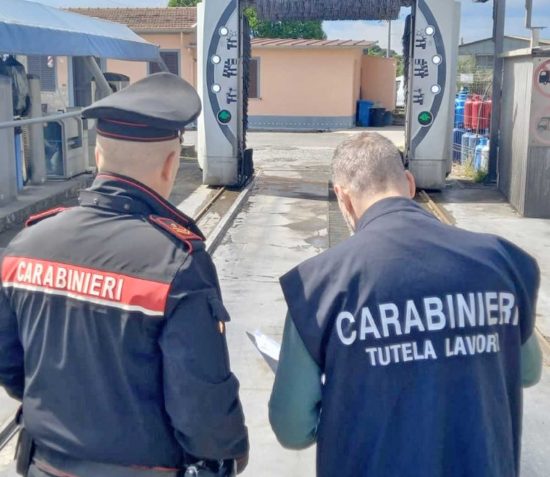 I controlli dei carabinieri negli autolavaggi