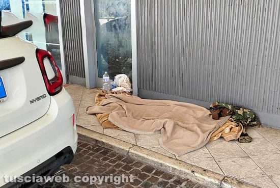 Viterbo - Un senzatetto al distributore di Porta Romana