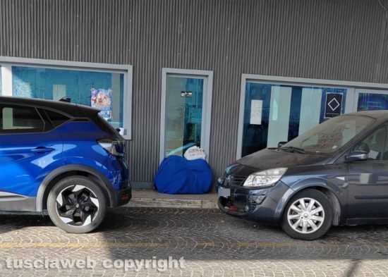Viterbo - Un senzatetto al distributore di Porta Romana