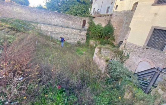 Un volontario di Viterbo Clean Up al lavoro
