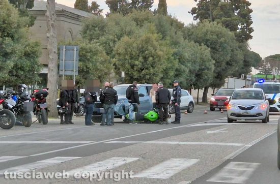 Viterbo - Scontro tra due auto e moto davanti al cimitero San Lazzaro