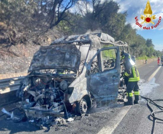 Furgone in fiamme sull'A12