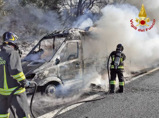 Furgone in fiamme sull'A12