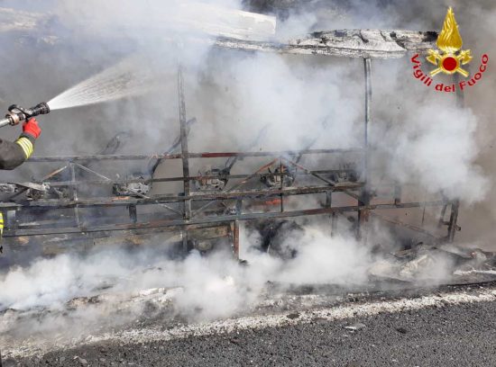 Furgone in fiamme sull'A12